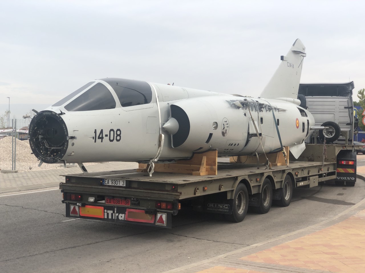 Caza F1 en glorieta en Boadilla del Monte