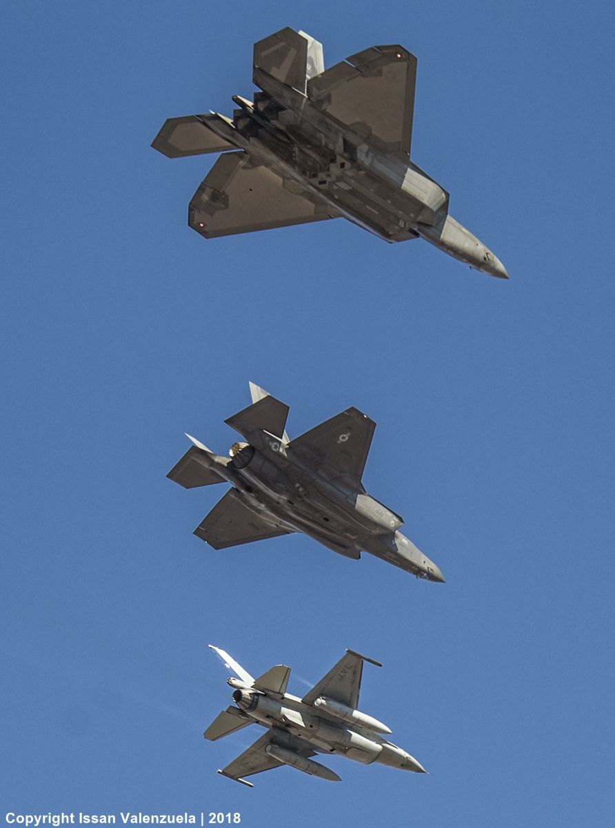Formación previa al aterrizaje en Santiago de los F-22, F35 y F-16. Foto: Issan Valenzuela