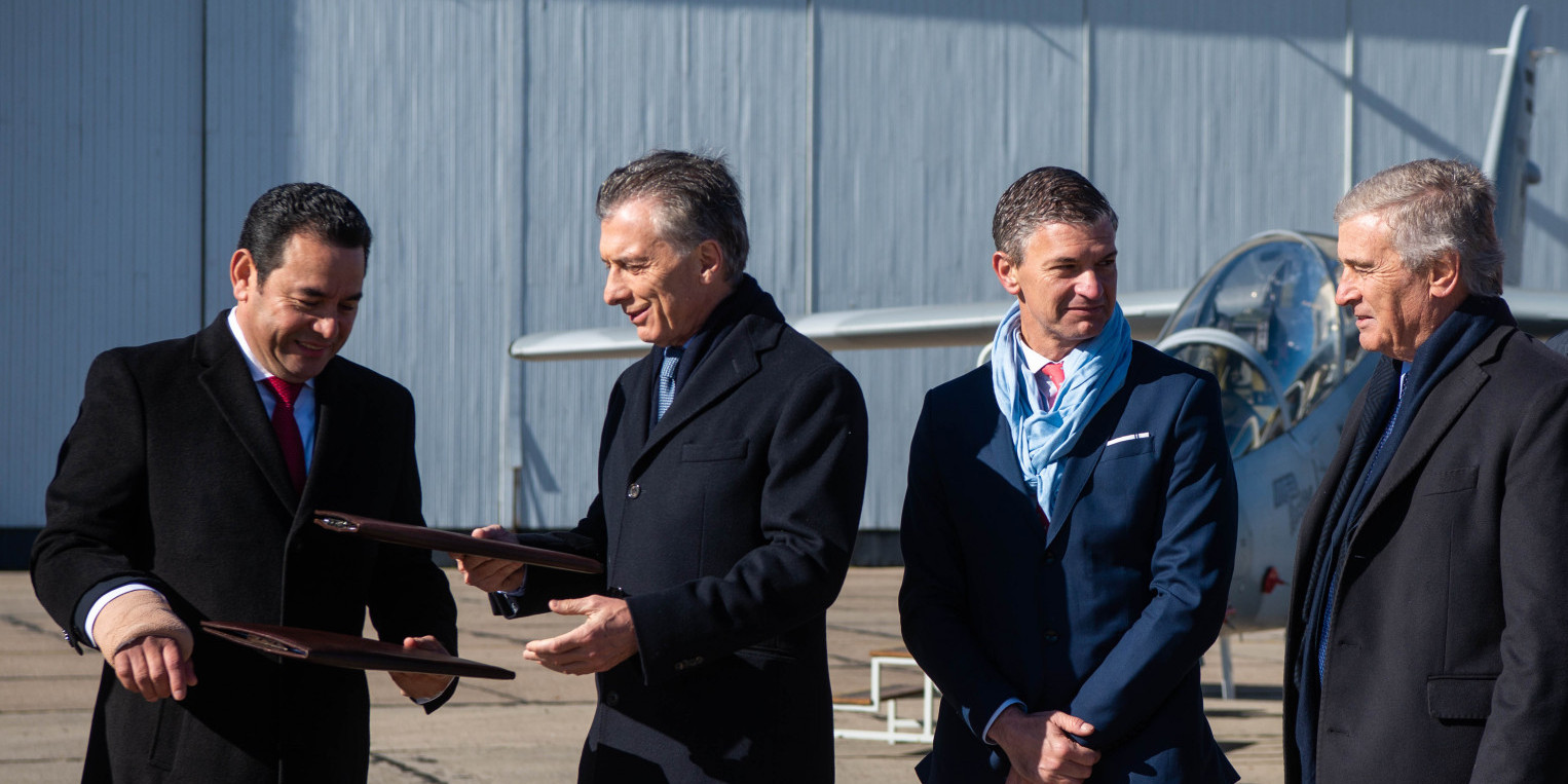 El presidente Mauricio Macri junto a su par guatemalteco, Jimmy Morales, en El Palomar. Foto: Ministerio de Defensa