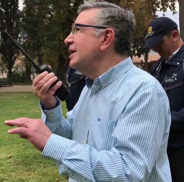 Alcalde Joaquín Lavín probando el dron. Fuente: video @LavinJoaquin