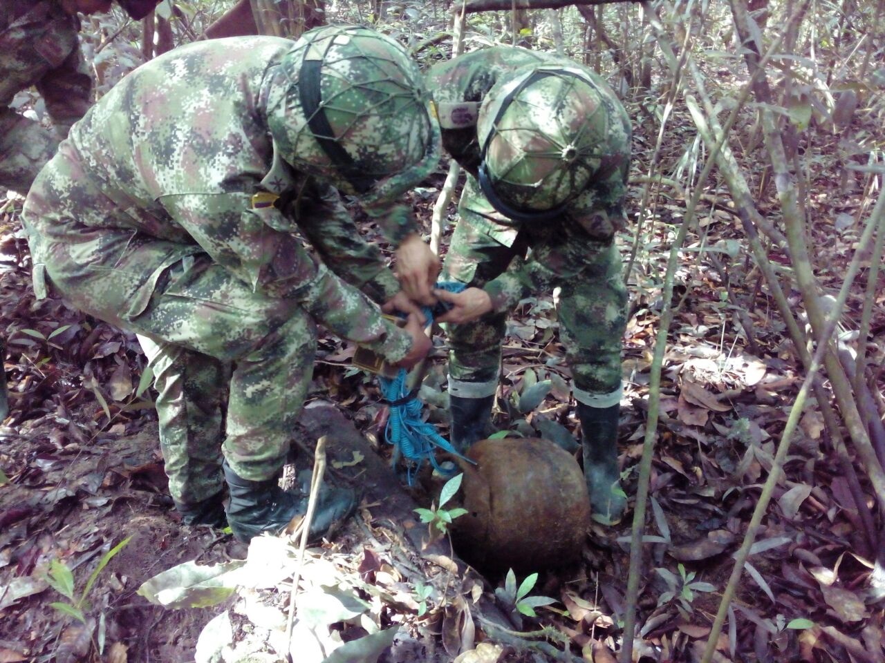Desactivación de un AEI por miembros del Ejército colombiano. Foto: CGFM.