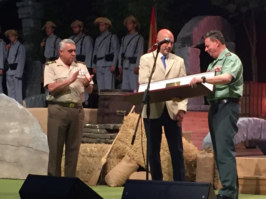 El JEME, general Francisco Javier Varela, y el subsecretario de Defensa, Alejo de la Torre, entregan el premio a la Guardia Civil. Foto: NGP